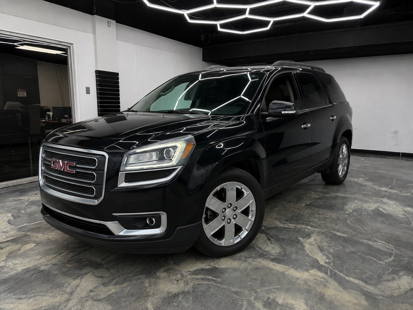 Used 2017 GMC Acadia SLT AWD/4WD image 1