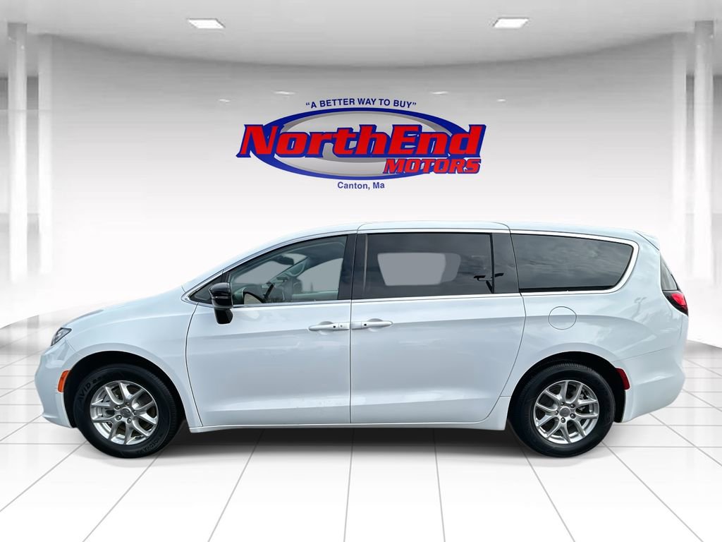 Used 2024 Chrysler Pacifica Touring-L image 6