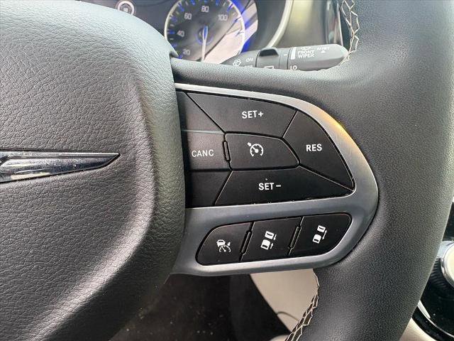 Used 2024 Chrysler Pacifica Touring-L image 10