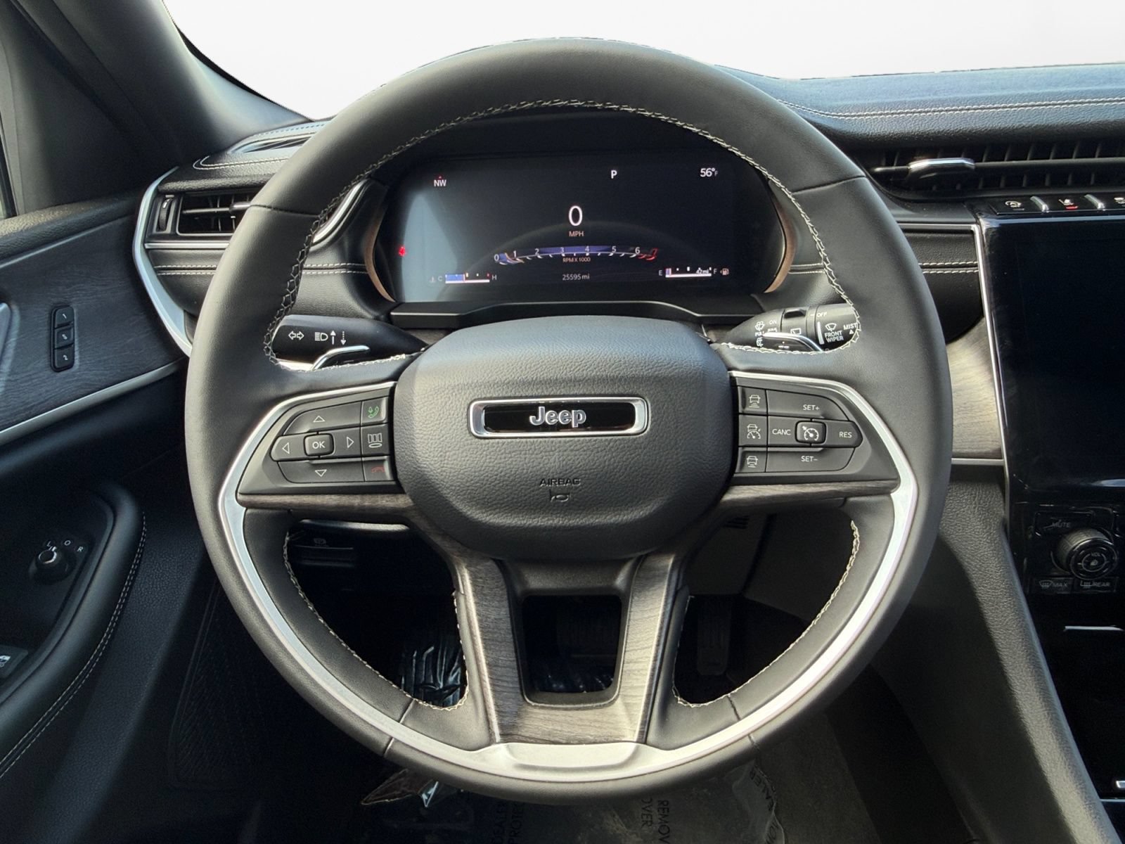 Used 2025 Jeep Grand Cherokee Limited w/ Black Appearance Package AWD/4WD image 14