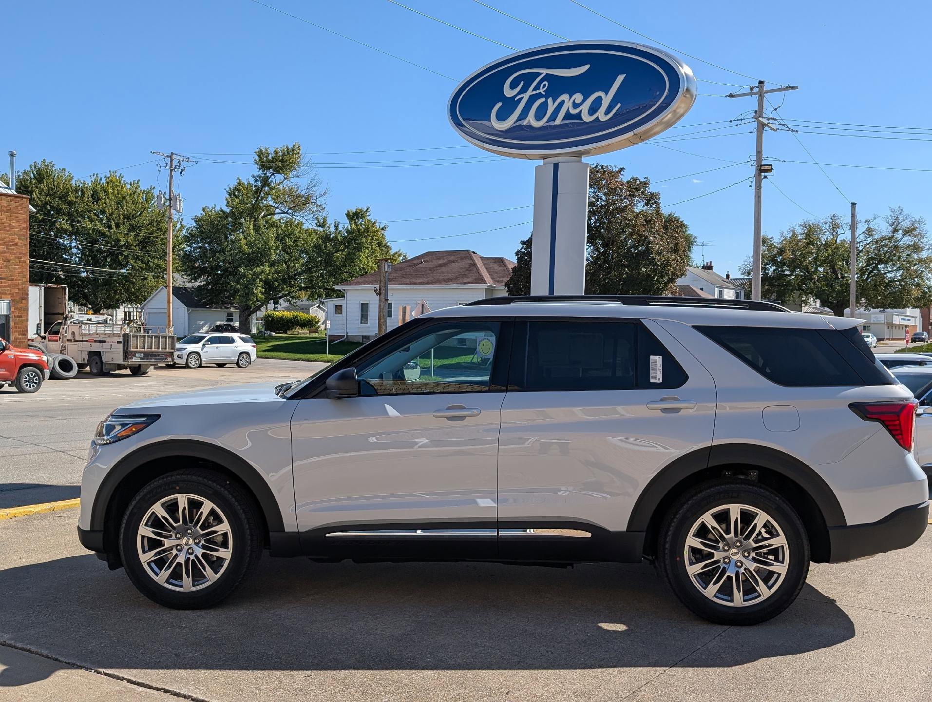 New 2025 Ford Explorer Active image 1