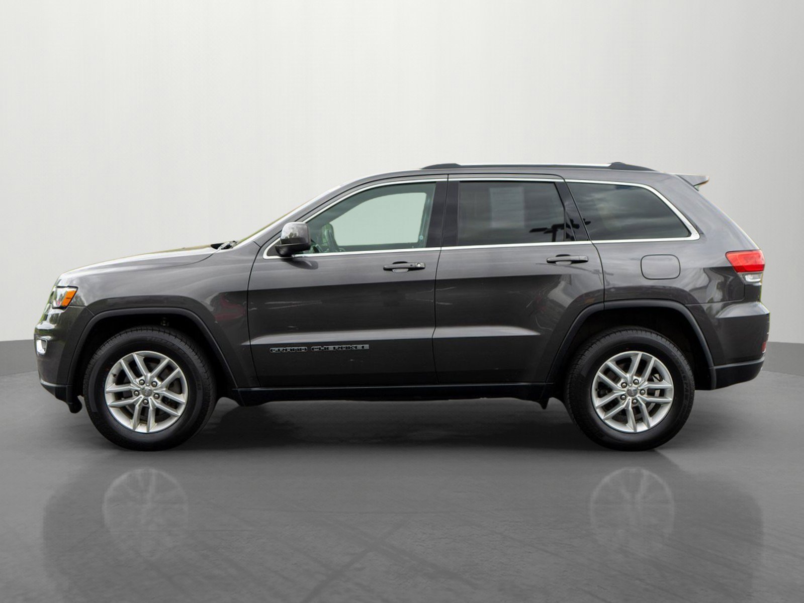 Used 2017 Jeep Grand Cherokee Laredo w/ Quick Order Package 23E AWD/4WD image 4