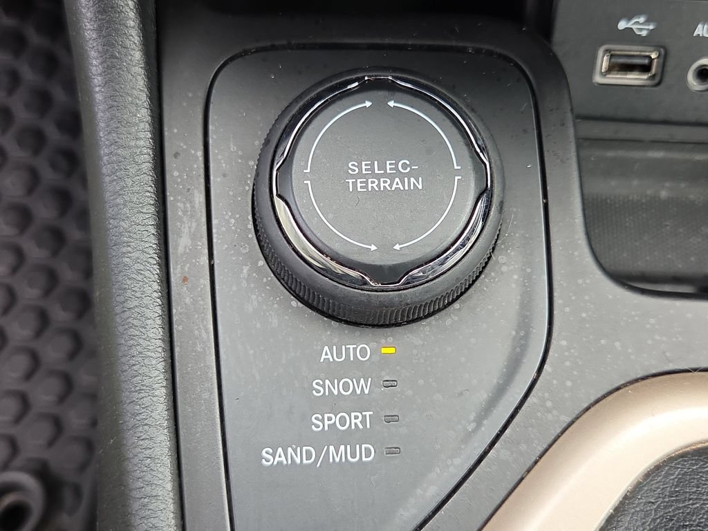 Used 2014 Jeep Cherokee Latitude w/ Comfort/Convenience Group AWD/4WD image 39