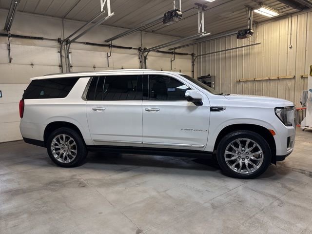 Used 2022 GMC Yukon XL Denali w/ Denali Premium Package image 7