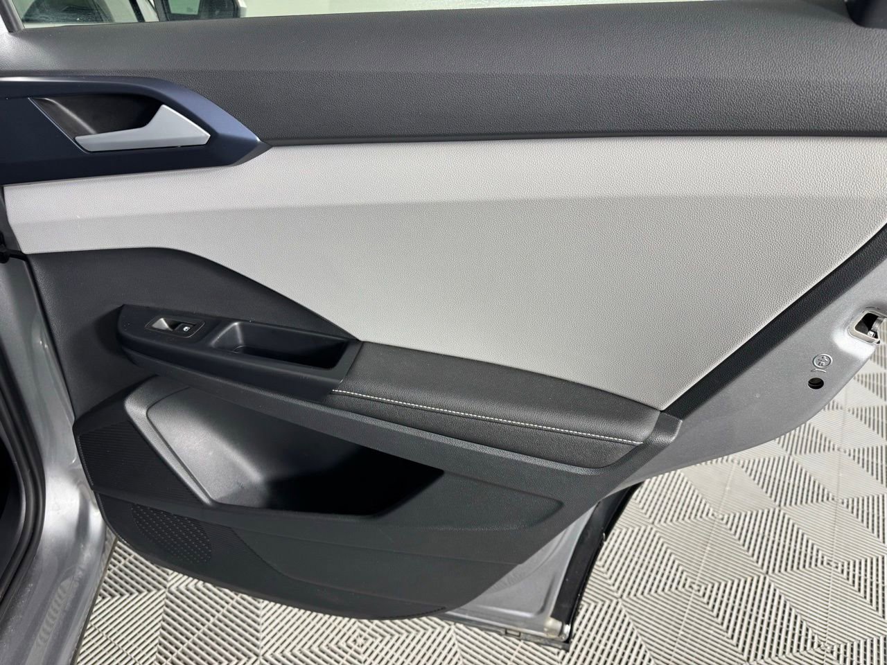 Used 2024 Volkswagen Taos SE image 28