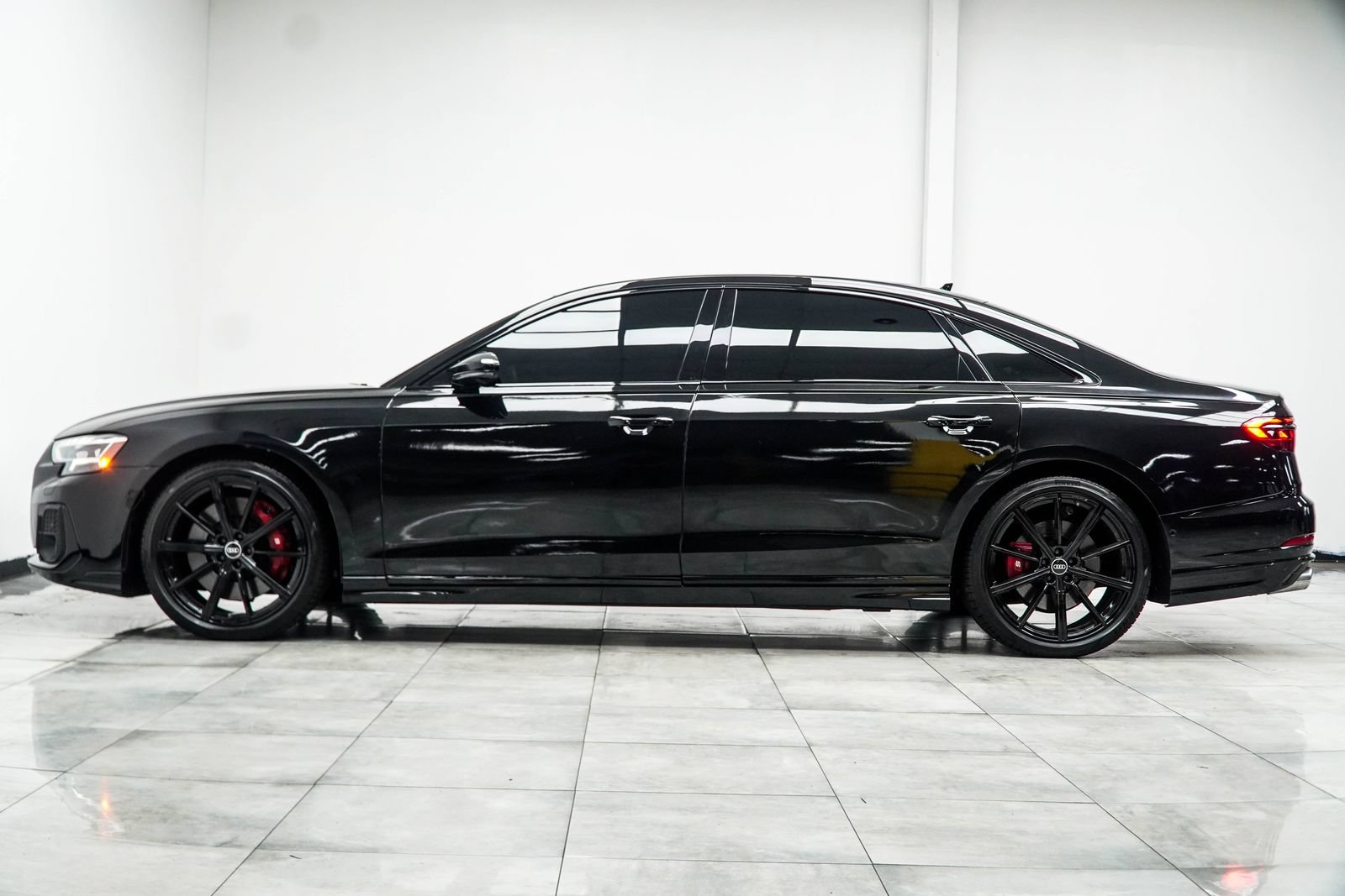 Used 2024 Audi S8 w/ S8 Comfort Plus Package AWD/4WD image 15
