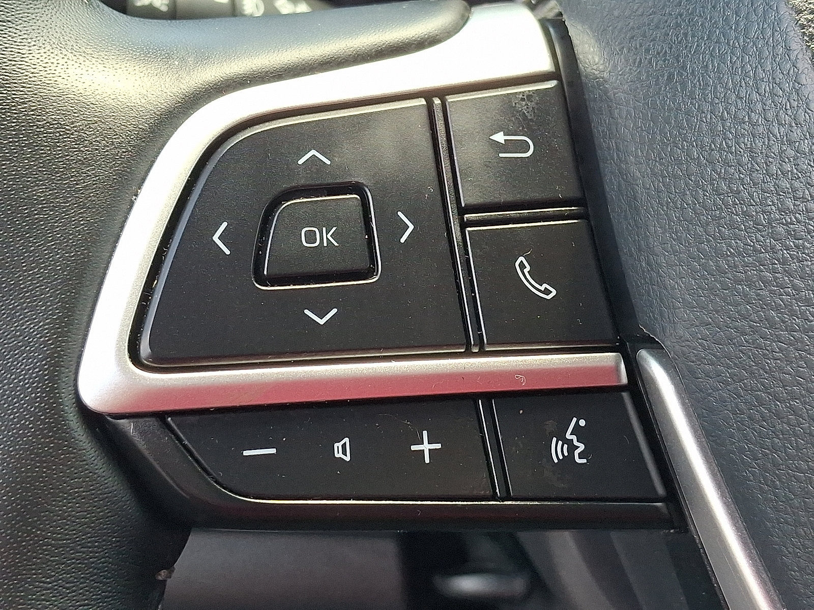 Used 2025 Toyota Highlander LE AWD/4WD image 21