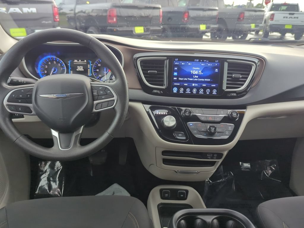 Used 2017 Chrysler Pacifica Touring Plus FWD image 35