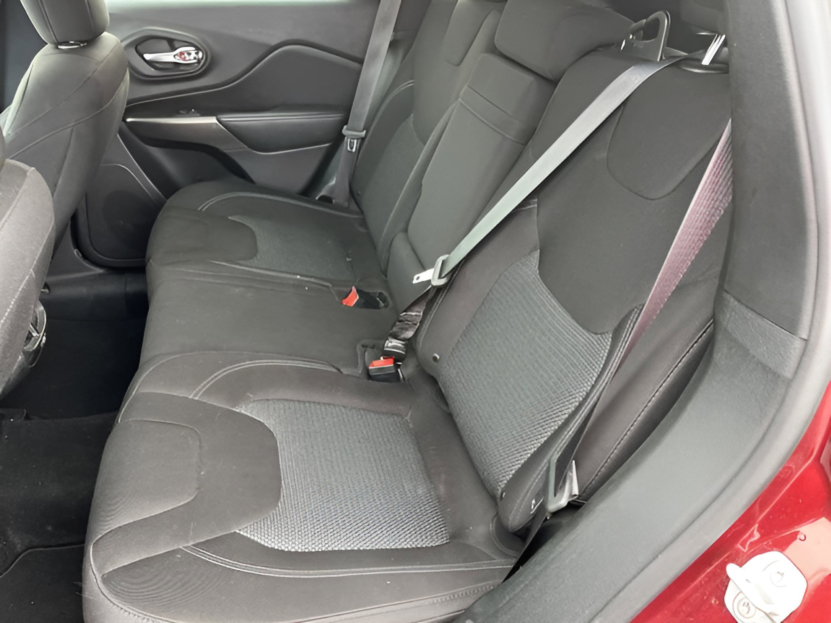 Used 2019 Jeep Cherokee Latitude w/ Popular Appearance Group FWD image 21