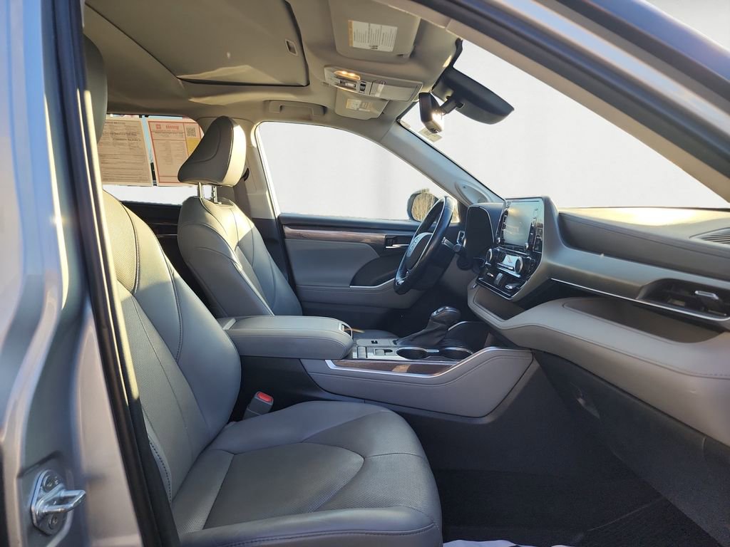 Used 2021 Toyota Highlander Limited image 15