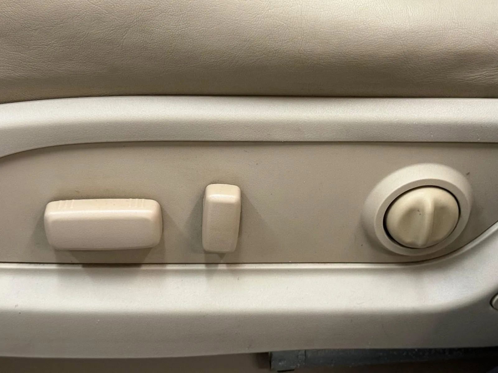 Used 2011 GMC Acadia Denali image 24