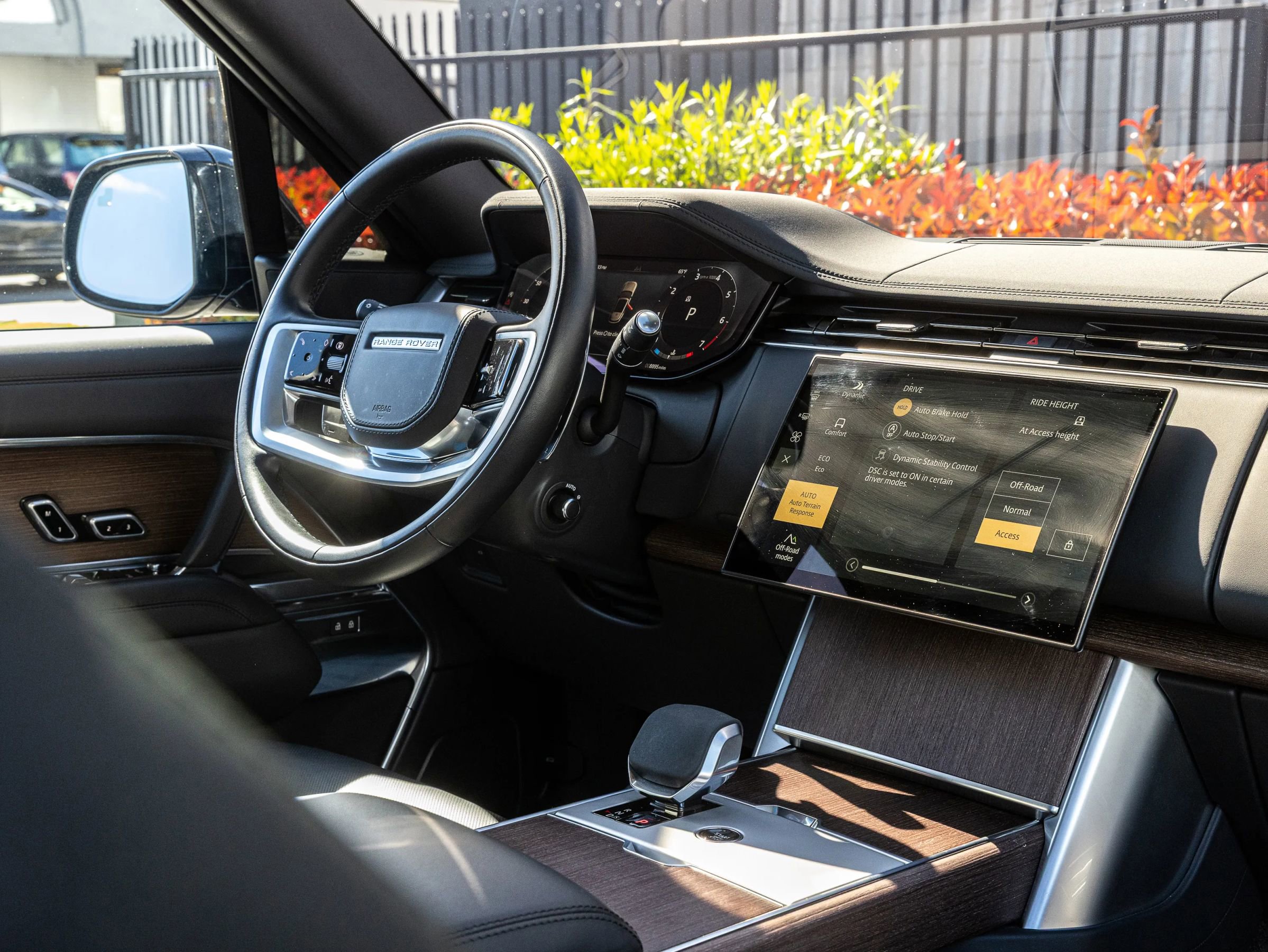 Used 2025 Land Rover Range Rover Long Wheelbase SE image 40