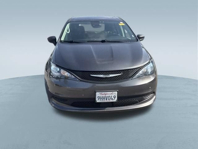 Used 2023 Chrysler Voyager LX FWD image 2