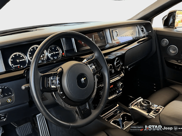 Used 2022 Rolls-Royce Phantom Sedan RWD image 40