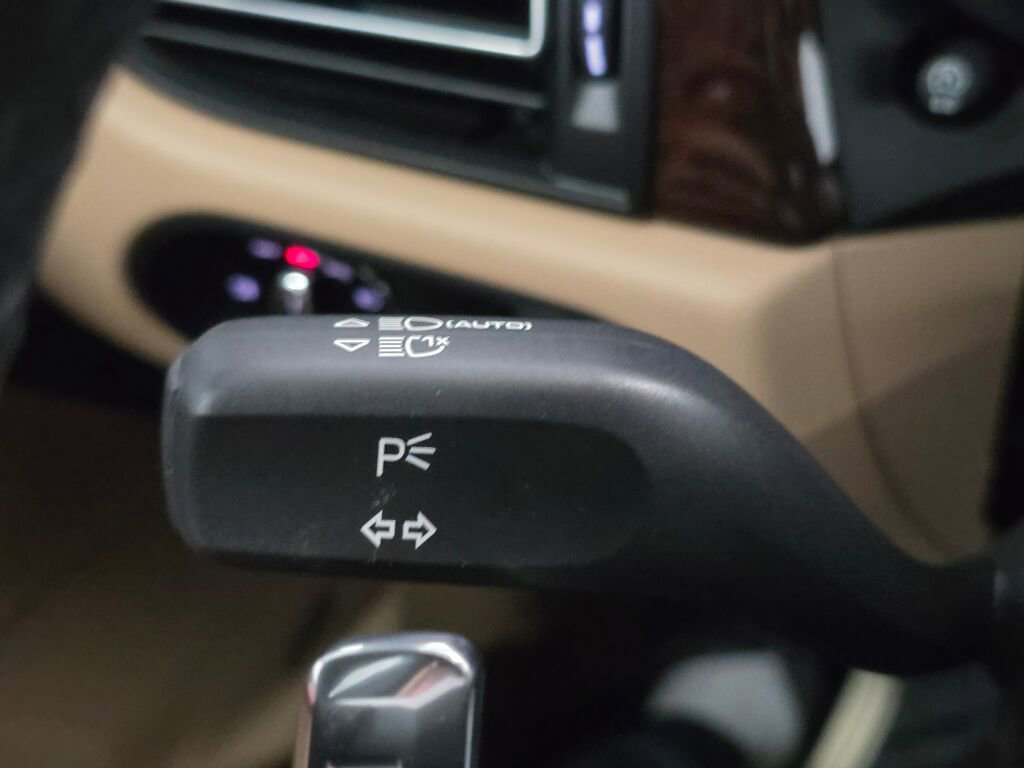 Certified 2025 Porsche Macan image 40