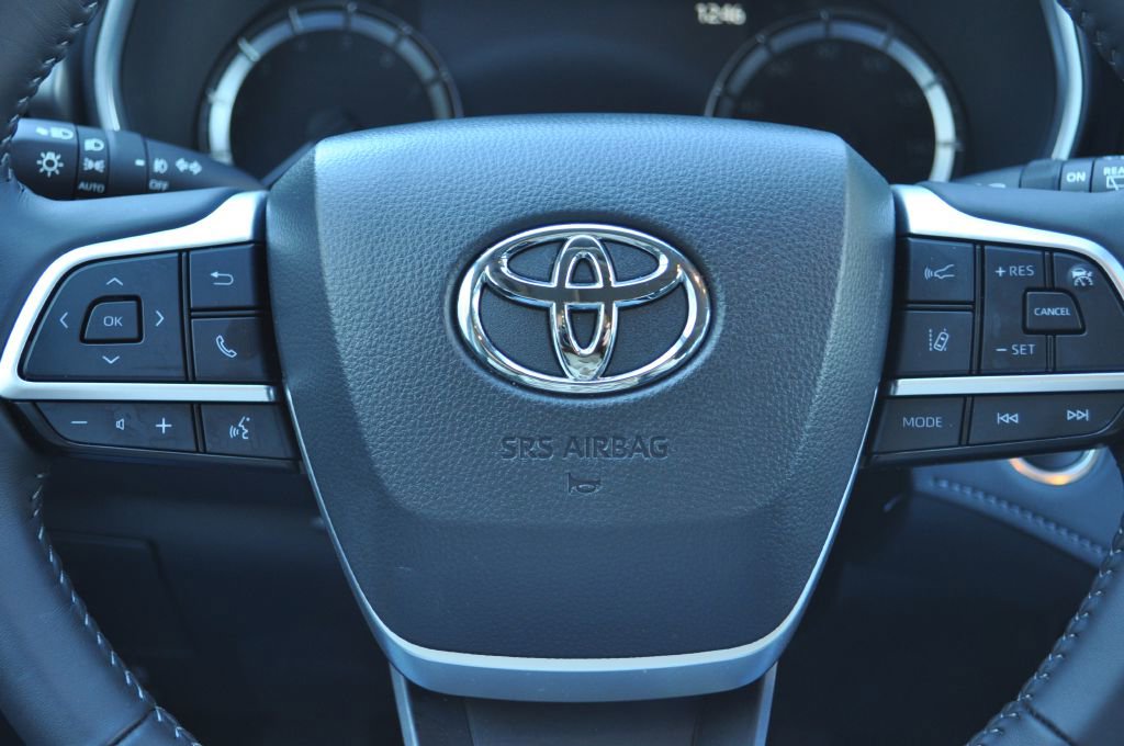 Used 2025 Toyota Highlander XLE image 10