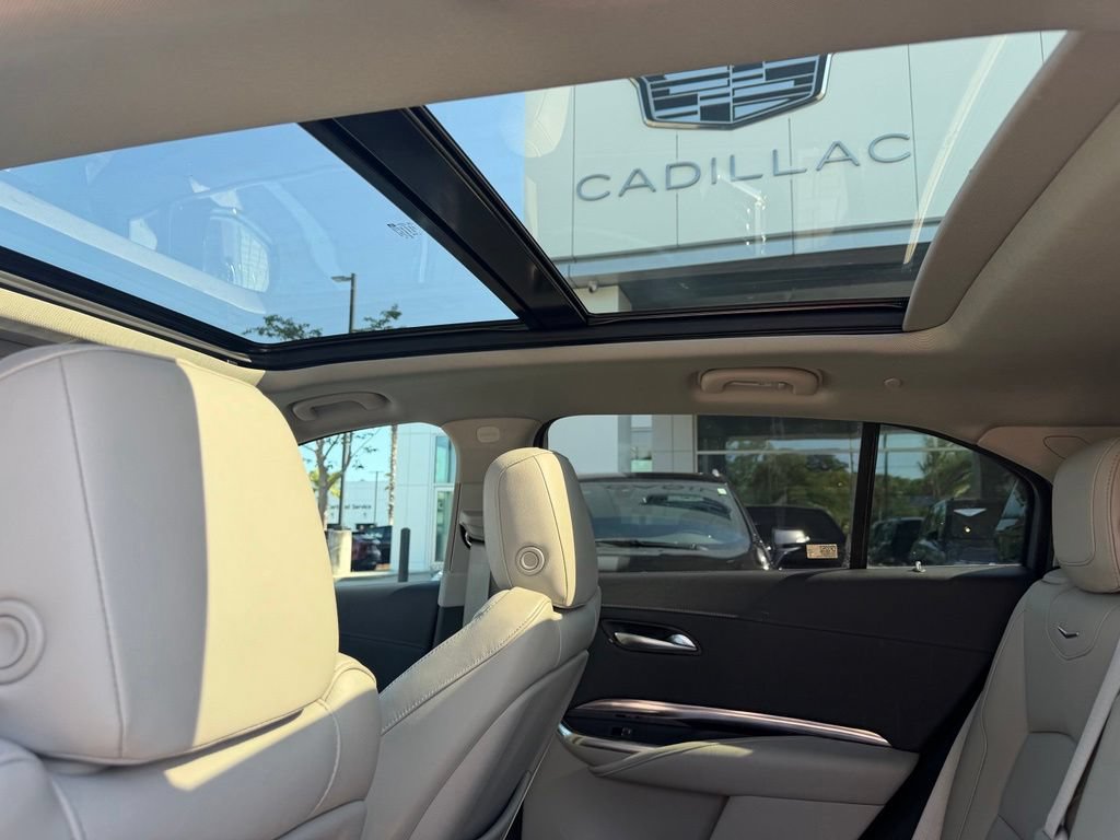 Used 2023 Cadillac XT4 Luxury w/ Cold Weather Package FWD image 16