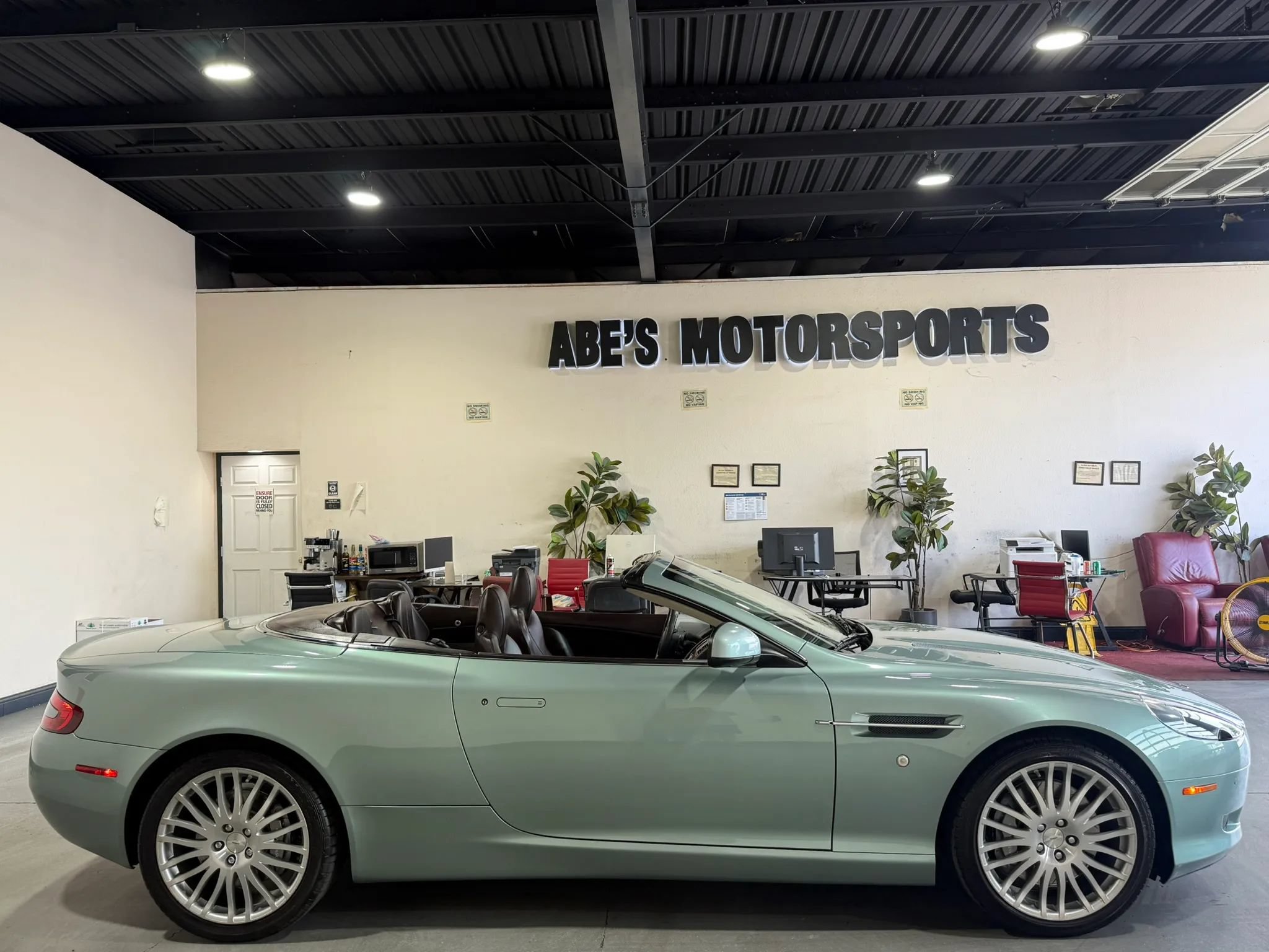 Used 2010 Aston Martin DB9 Volante RWD image 8