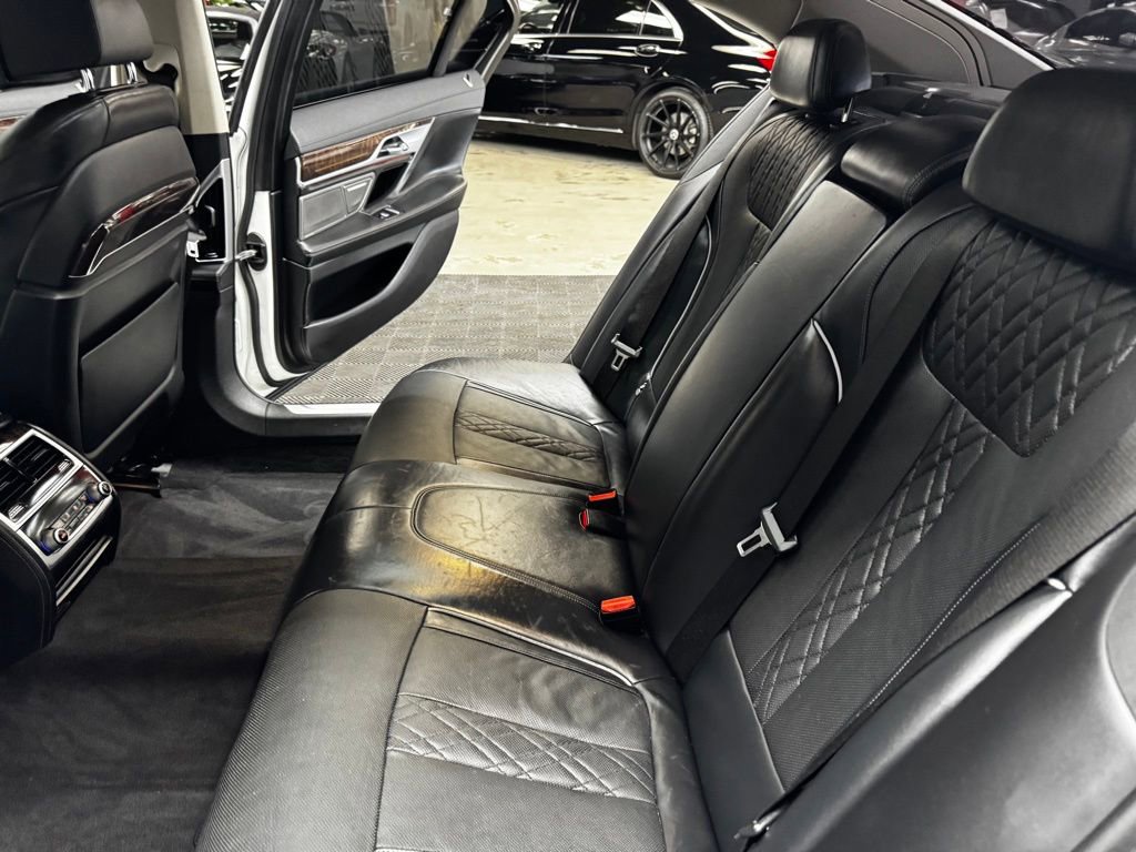 Used 2021 BMW 750i xDrive image 43