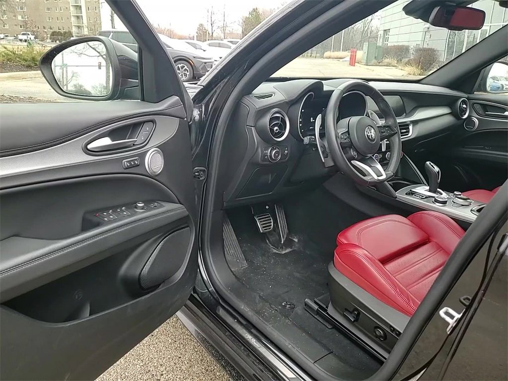 Used 2024 Alfa Romeo Stelvio Veloce image 9