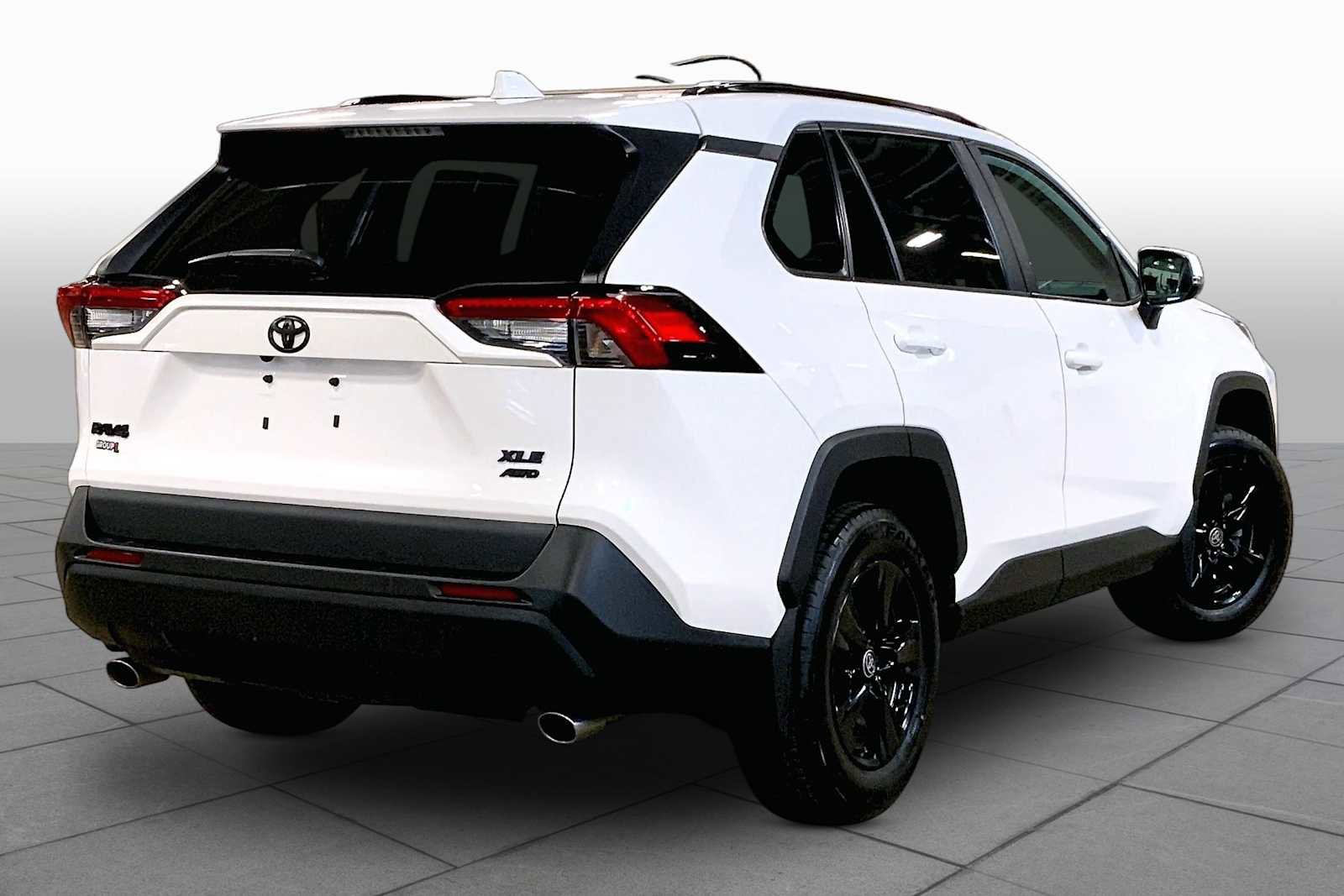 Used 2022 Toyota RAV4 XLE w/ Convenience Package image 13