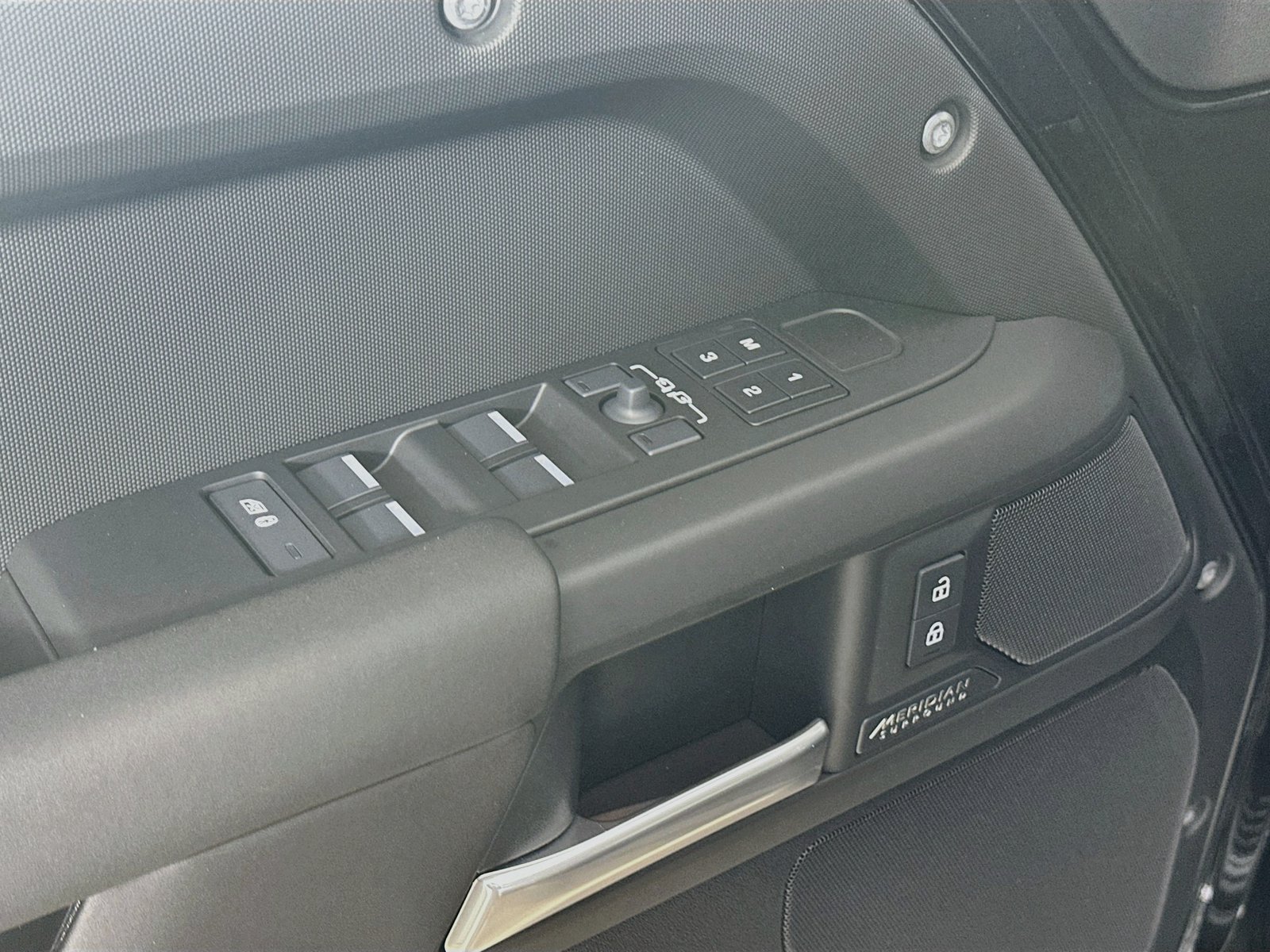 New 2026 Land Rover Defender 110 X-Dynamic SE AWD/4WD image 17