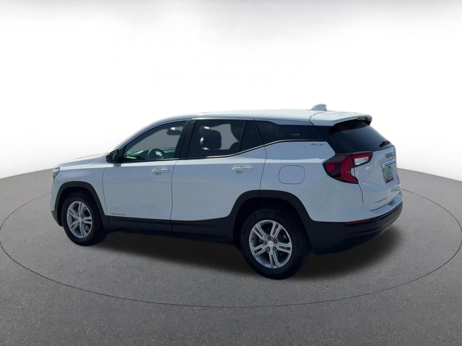 Used 2024 GMC Terrain SLE FWD image 9