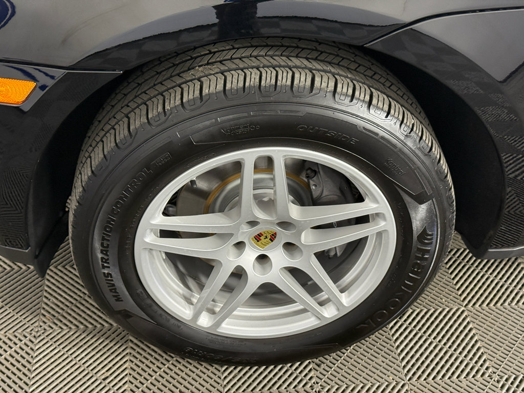 Used 2018 Porsche Macan Base (PDK) image 12