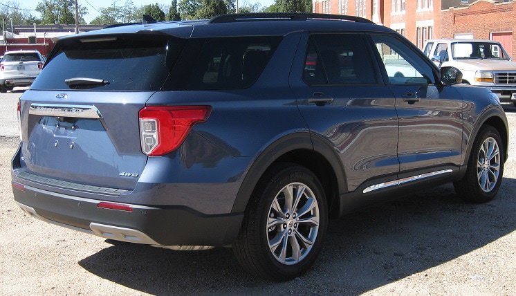 Used 2021 Ford Explorer XLT w/ Equipment Group 202A AWD/4WD image 3