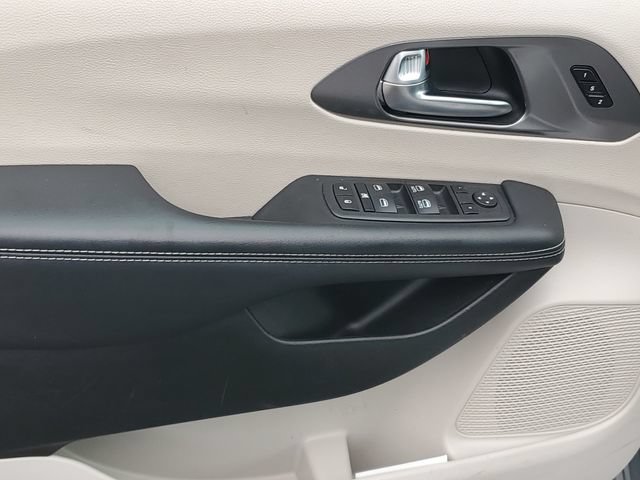 Used 2023 Chrysler Pacifica Touring-L FWD image 15