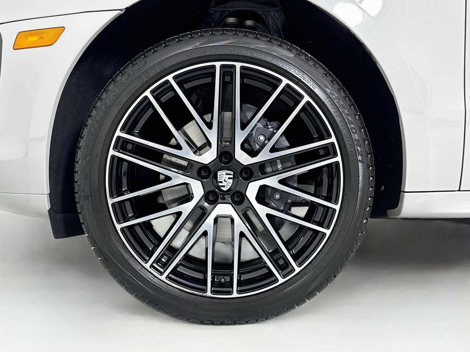 Certified 2025 Porsche Macan AWD/4WD image 32