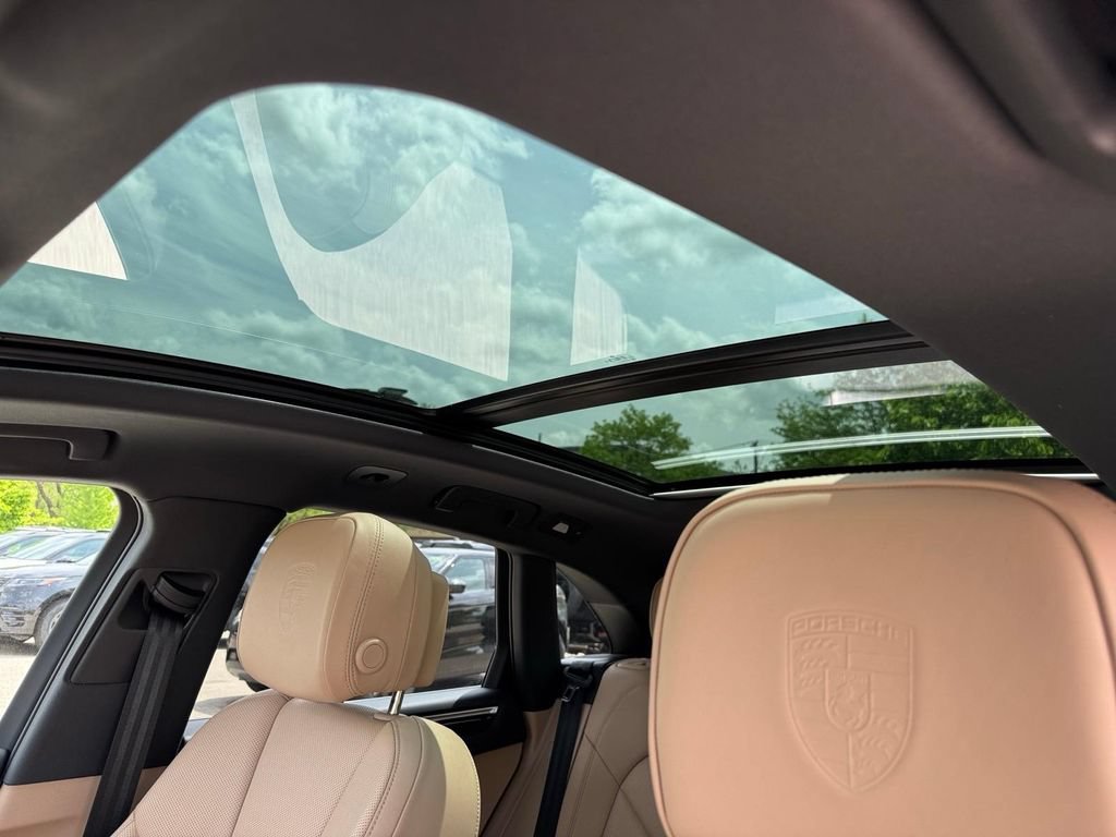 Used 2024 Porsche Macan AWD/4WD image 7