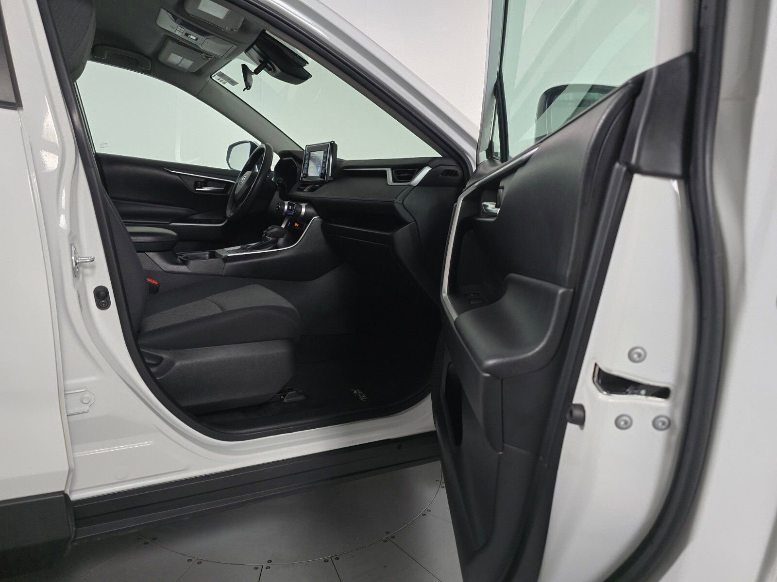 Used 2020 Toyota RAV4 XLE w/ Carpet Mat Package image 21