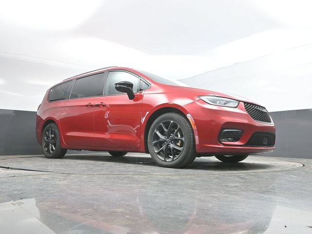 Used 2025 Chrysler Pacifica Limited FWD image 53