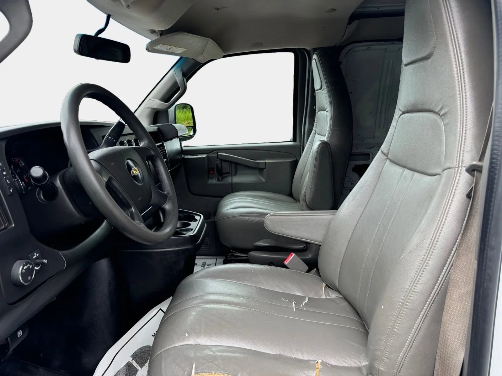 Used 2018 Chevrolet Express 2500 RWD image 9