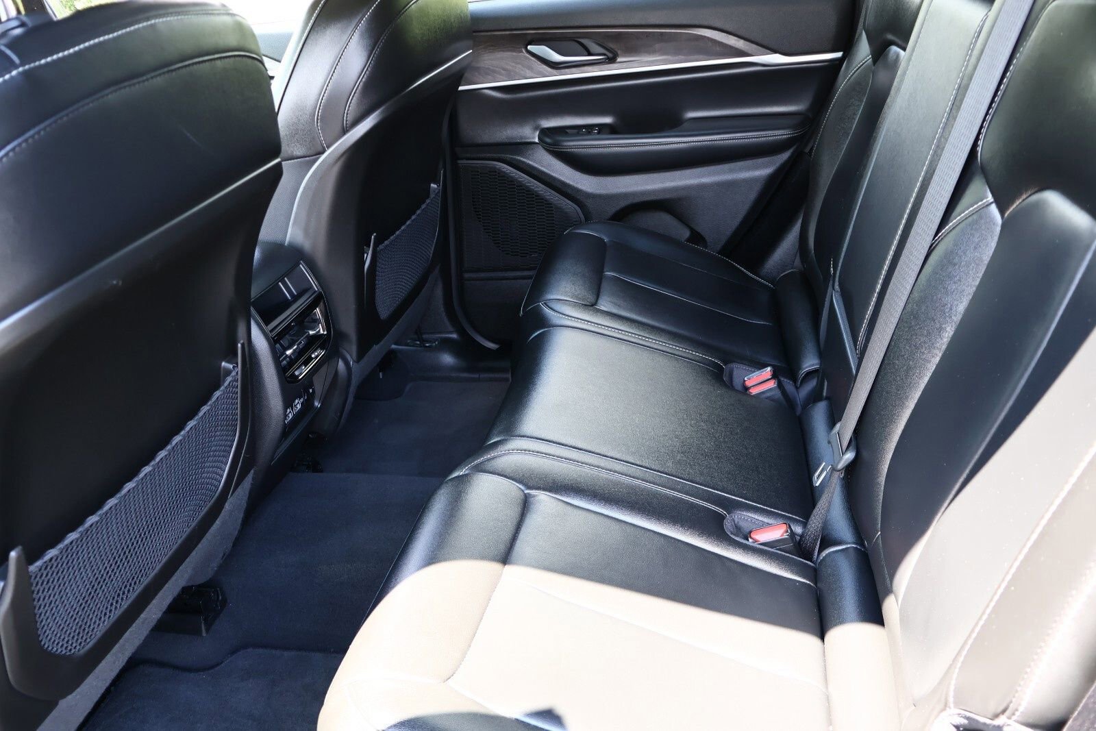 Used 2023 Jeep Grand Cherokee Limited image 25