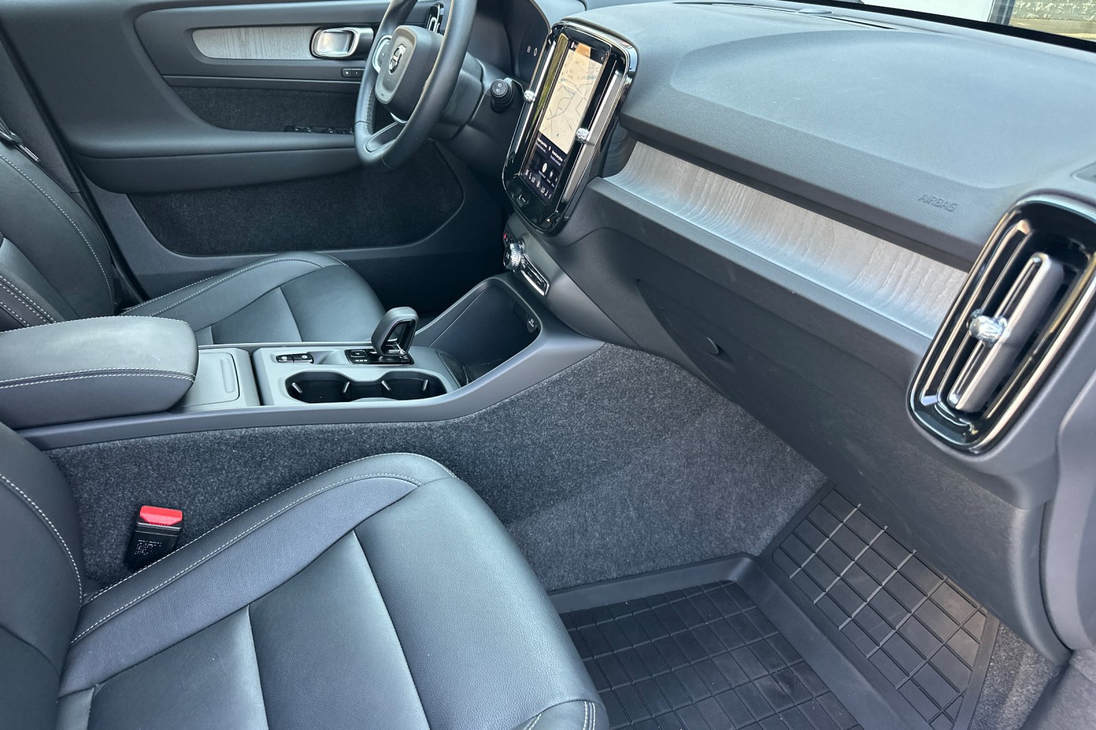 Certified 2026 Volvo XC40 B4 Core w/ Protection Package FWD image 19