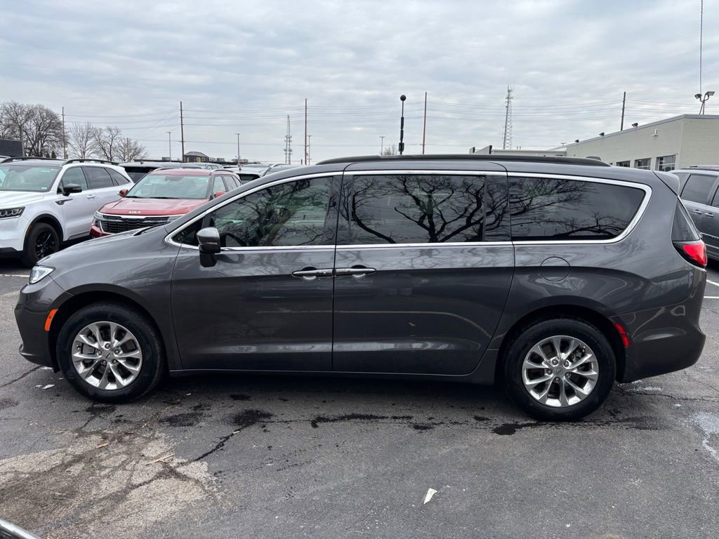 Used 2022 Chrysler Pacifica Touring-L image 5