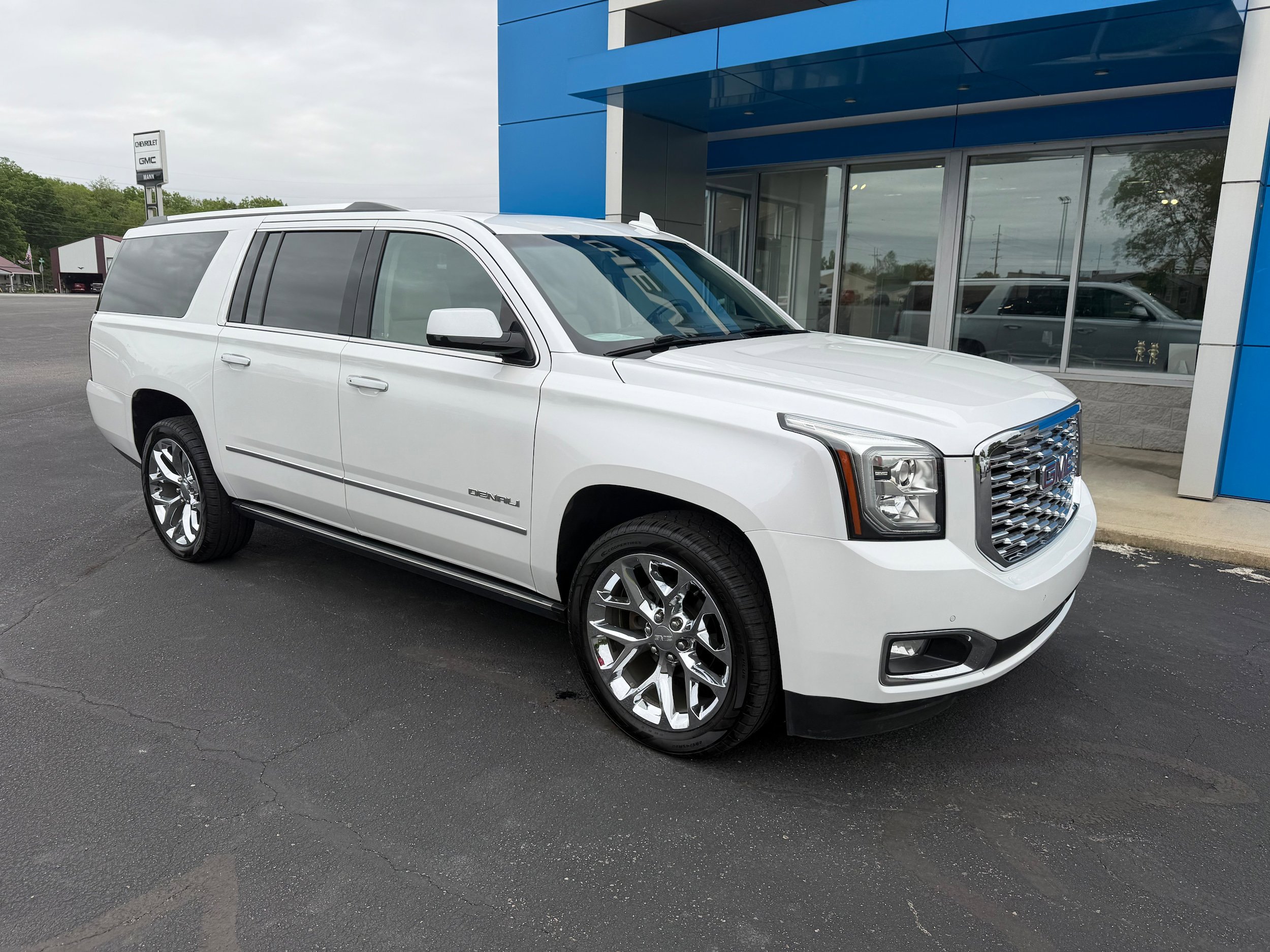 Used 2019 GMC Yukon XL Denali w/ Denali Ultimate Package AWD/4WD image 3