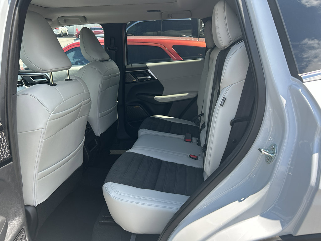 New 2025 Mitsubishi Outlander SE image 8