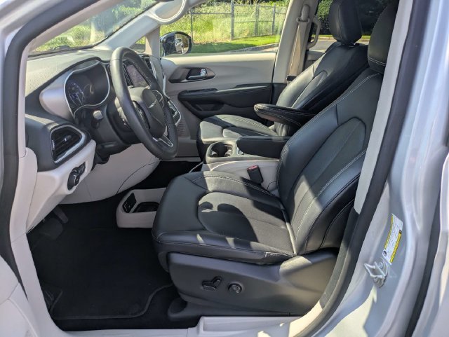 Used 2024 Chrysler Pacifica Touring-L FWD image 21