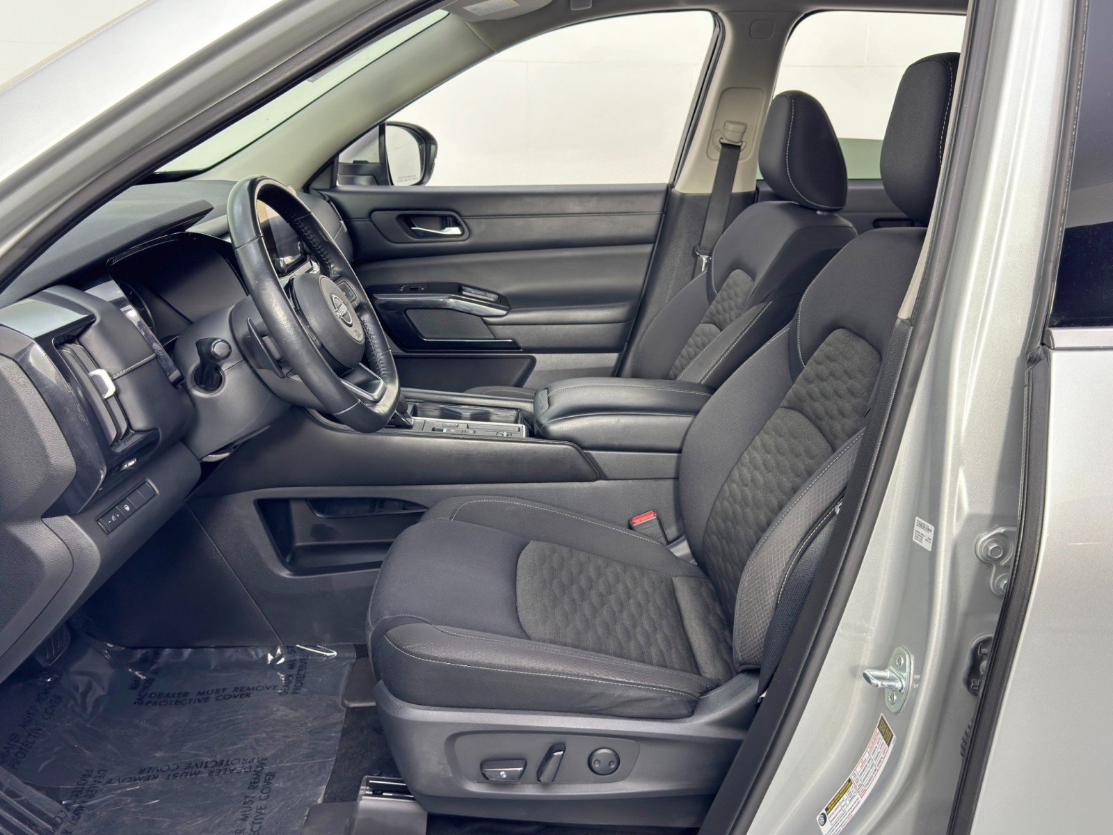 Used 2022 Nissan Pathfinder SV image 15