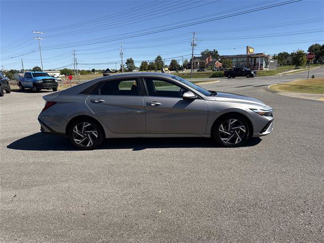 Used 2025 Hyundai Elantra SEL FWD image 4
