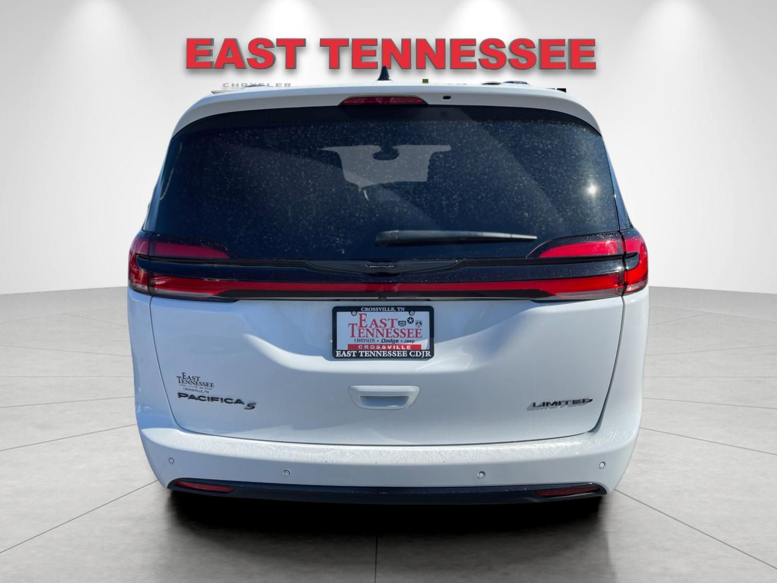 Used 2025 Chrysler Pacifica Limited image 4