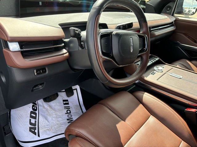 Used 2025 Lincoln Navigator Reserve image 13