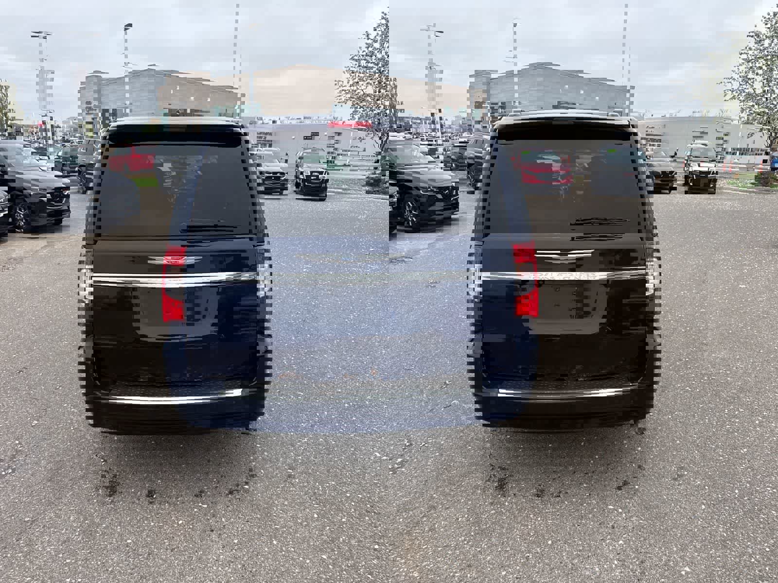 Used 2014 Chrysler Town & Country Touring FWD image 6