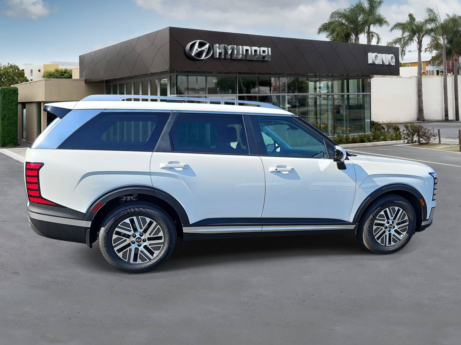 New 2026 Hyundai Palisade FWD Hybrid image 2