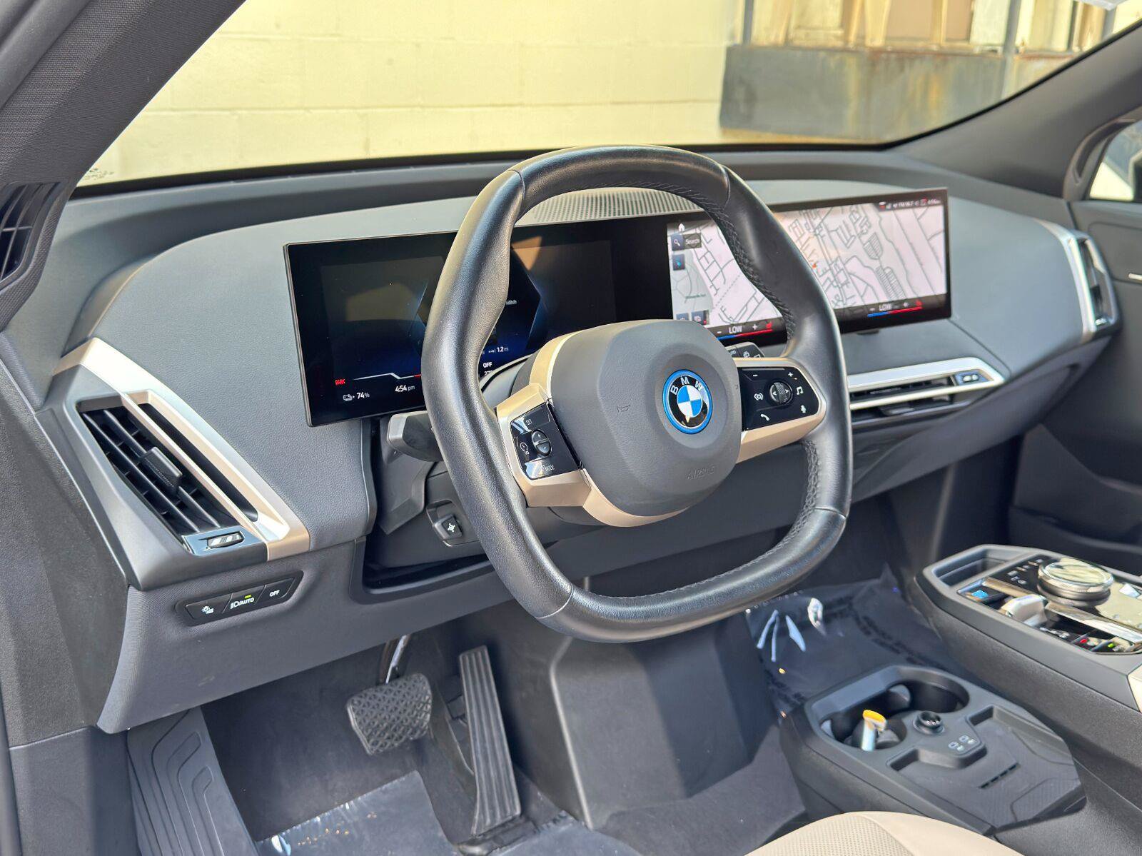 Used 2022 BMW iX xDrive50 w/ Sport Package AWD/4WD image 12