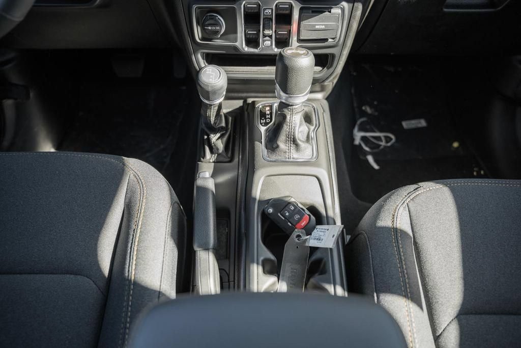 New 2025 Jeep Wrangler Unlimited Sahara w/ Technology Group AWD/4WD image 30