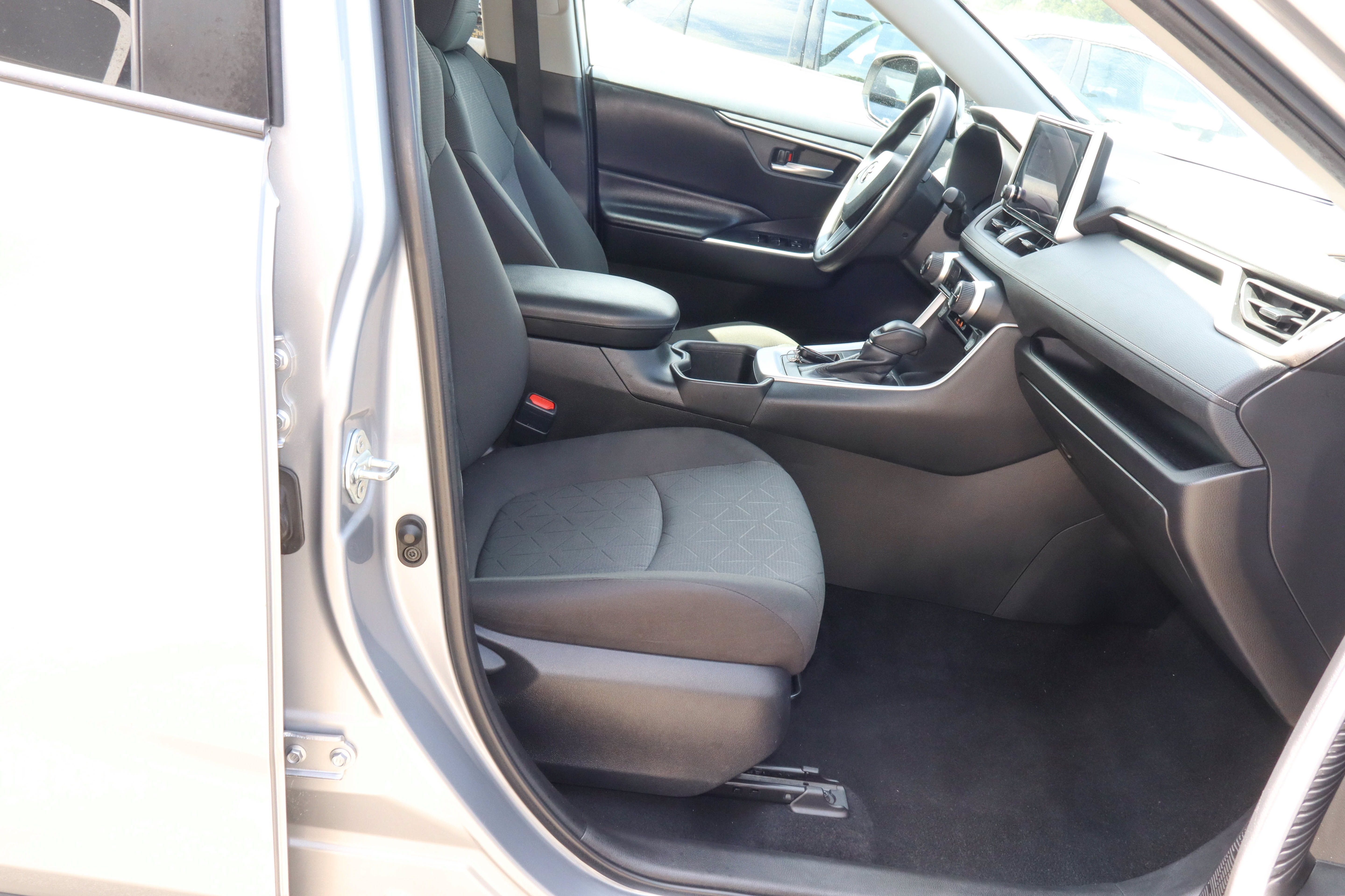 Used 2024 Toyota RAV4 XLE FWD image 23